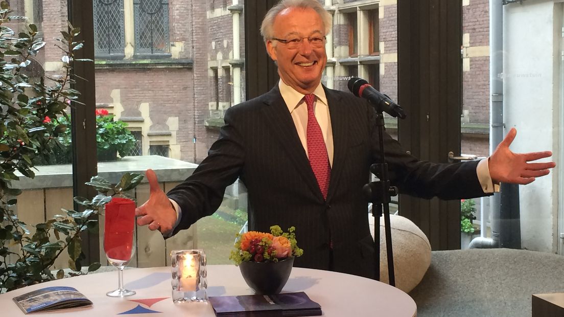 De Drentse commissaris van de koning Jozias van Aartsen opent de Drentse ambassade in Den-Haag (Rechten: RTV Drenthe)