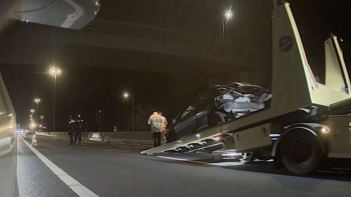 Auto slaat over de kop op A2 bij Roosteren: bestuurder gewond