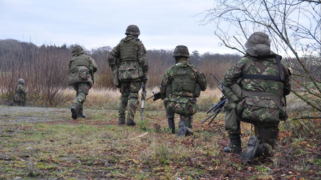 Militairen steken met rubberboten de IJssel over in Welsum