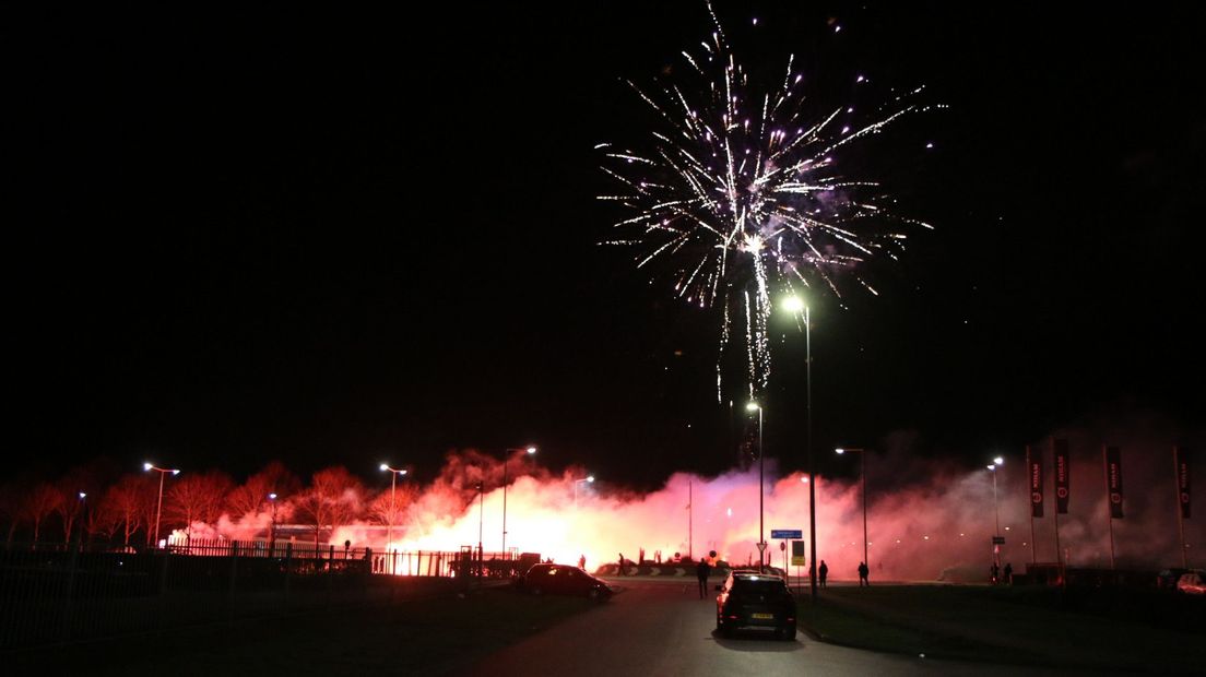 Vuurwerk en fakkels bij het ADO-stadion