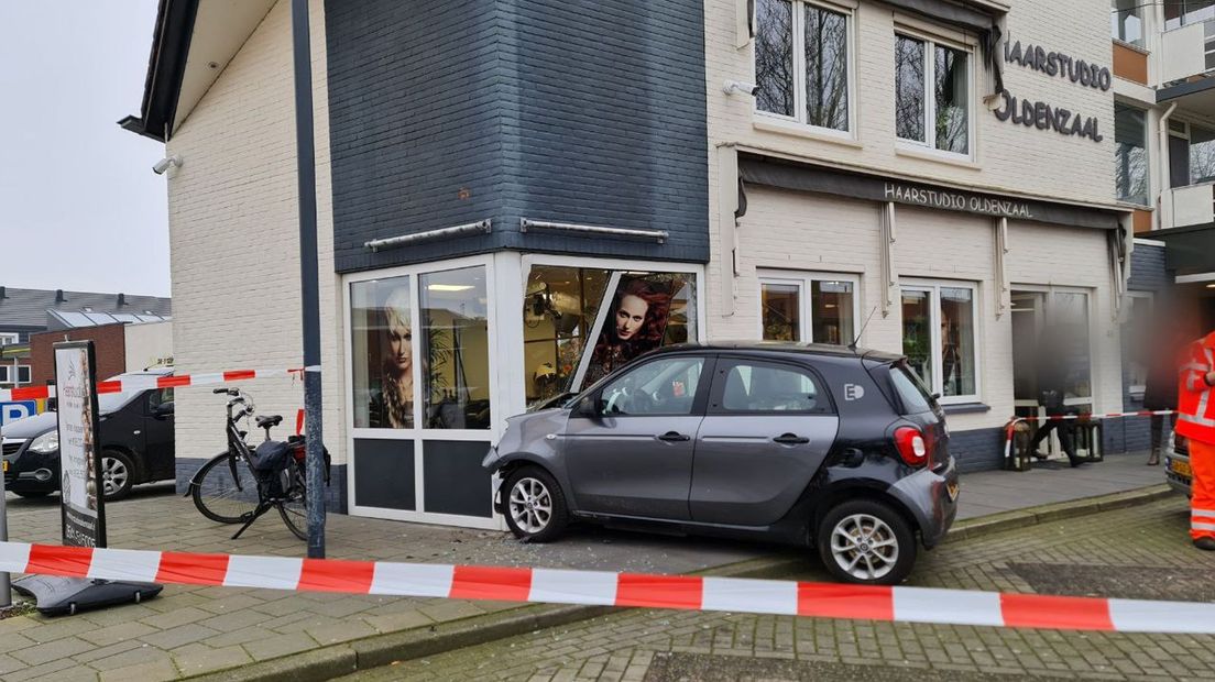 Auto rijdt kapperszaak Oldenzaal binnen