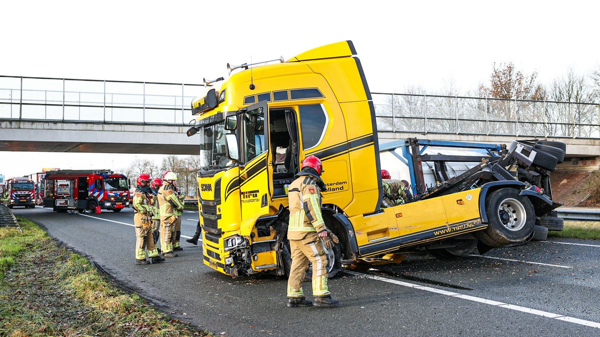 A6 bij Emmeloord richting Fryslân dicht door gekantelde vrachtwagen | Auto ramt benzinepomp, bestuur