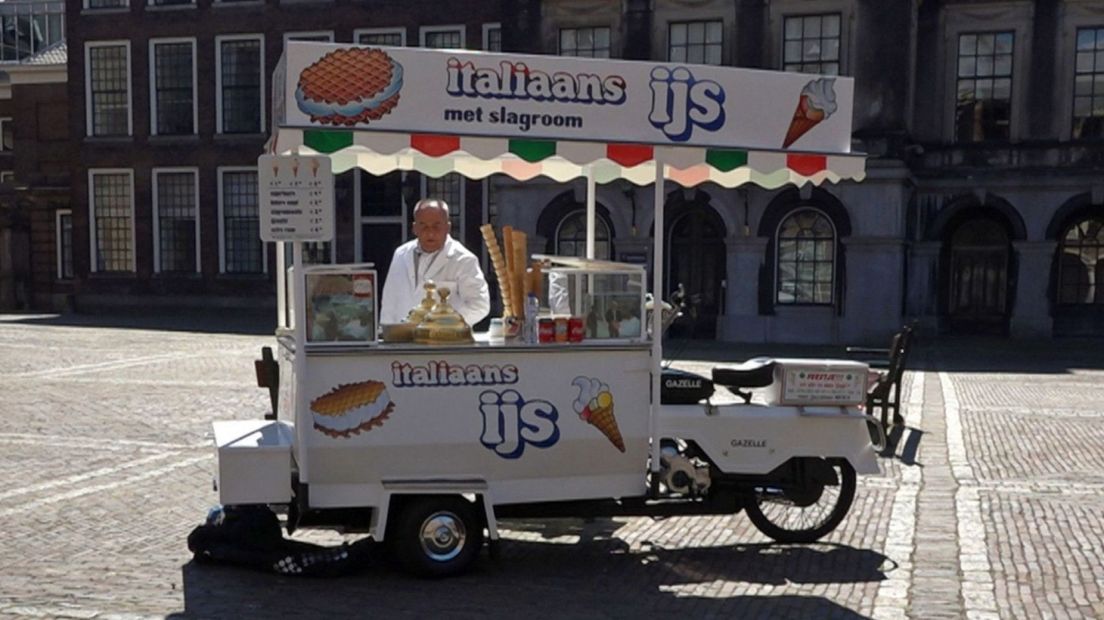 De iconische IJscoman Moes Pekdemir op het Binnenhof