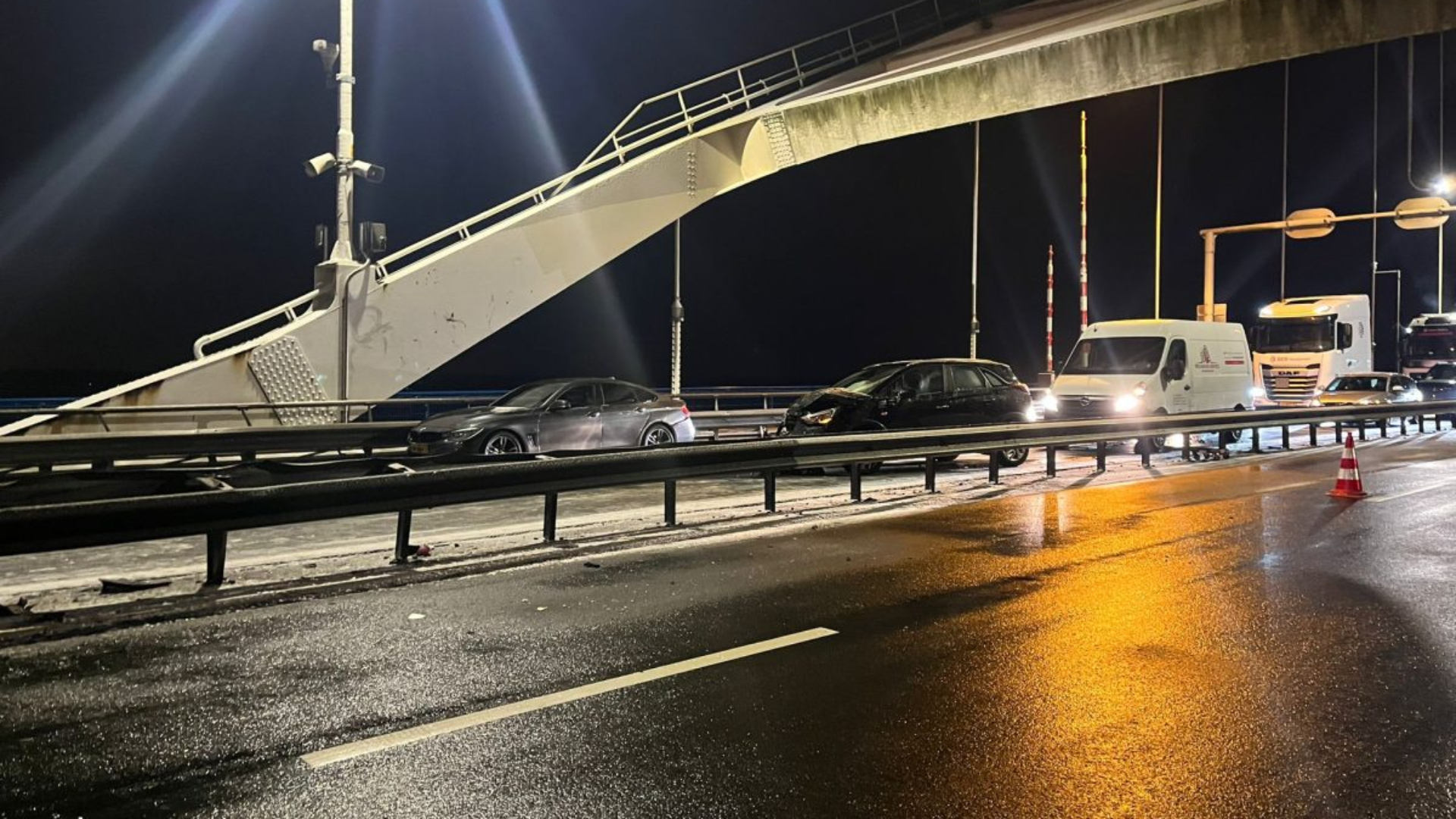 Ook meerdere auto's waren bij het ongeluk op de Merwedebrug betrokken
