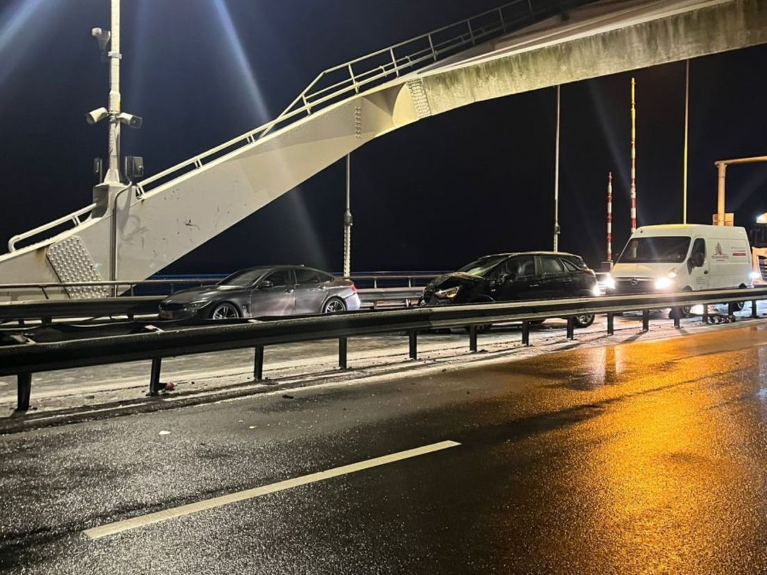 Ook meerdere auto's waren bij het ongeluk op de Merwedebrug betrokken