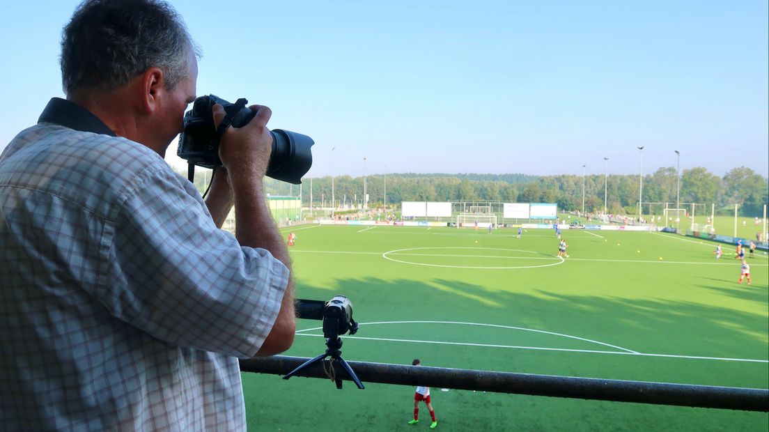 Tijdens het filmen schiet David ook foto's van de wedstrijd