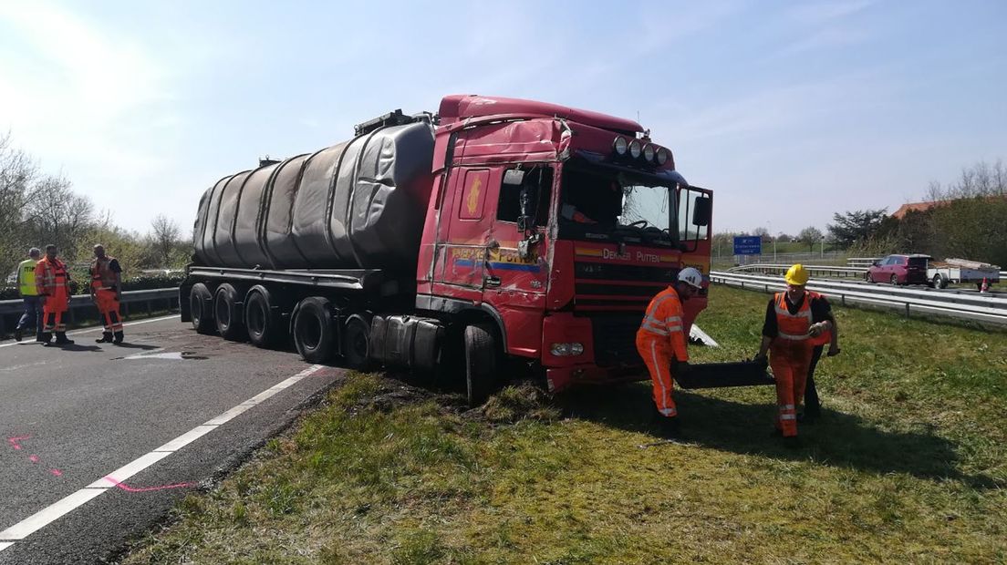 De vrachtwagen staat weer overeind