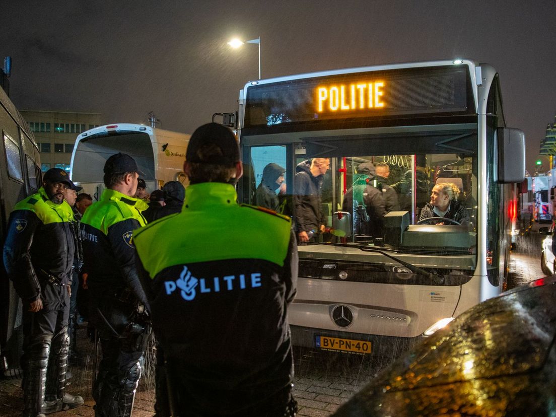 Politie voert Duitse fans af na de wedstrijd Feyenoord - Union Berlin