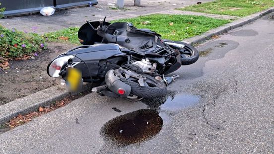 112 Nieuws: Motorrijder gewond bij aanrijding Enschede | Rookmelder wekt bewoners huis Almelo waar scooter in brand staat. 112 Nieuws: Motorrijder gewond bij aanrijding Enschede | Rookmelder wekt bewoners huis Almelo waar scooter in brand staat.