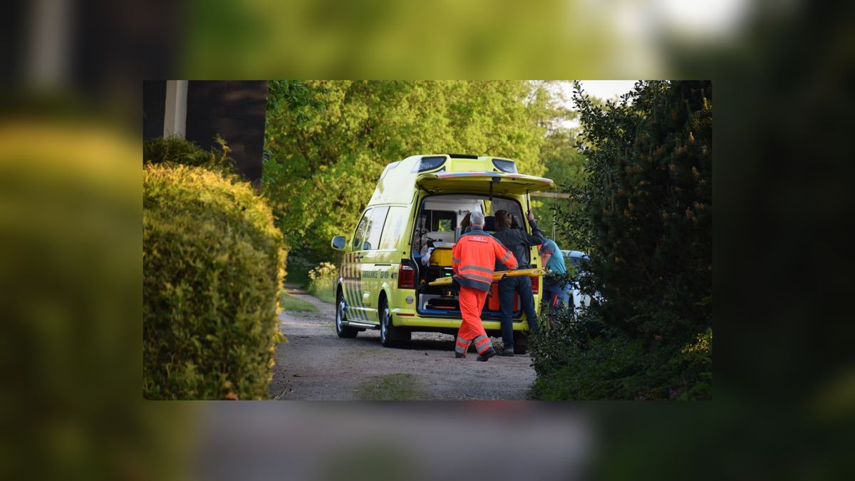 Man zwaargewond na val door dak in Kollumerzwaag