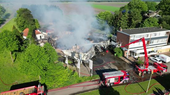 Loods in Emmen verwoest door brand