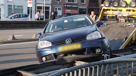 Auto belandt deels op vangrail na ongeluk. Auto belandt deels op vangrail na ongeluk.