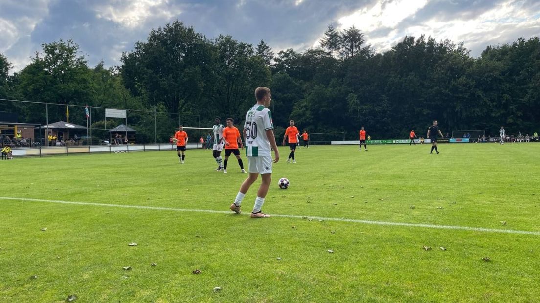 Wouter Prins krijgt de bal in de voet aangespeeld op het veld van SV Wissel in Epe