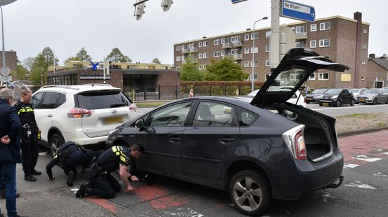 112-nieuws: Automobilisten gaan met elkaar op de vuist na botsing op rotonde in Winsum