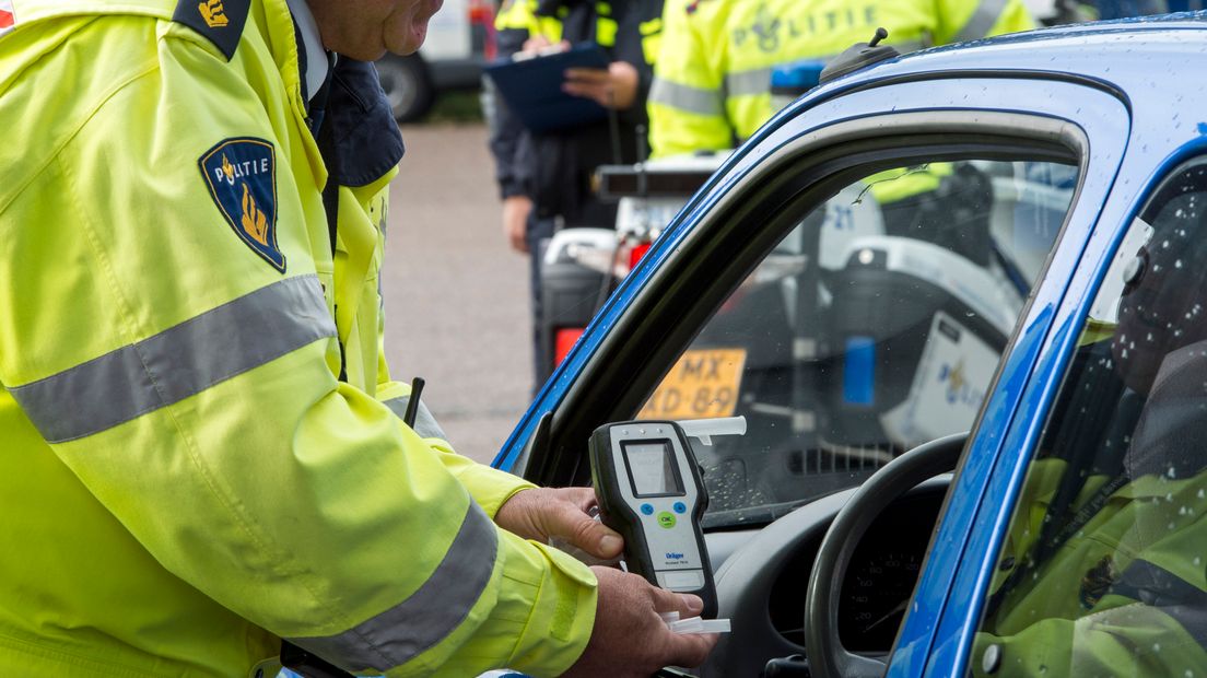 Dronken automobiliste uit Apeldoorn knalt op boom