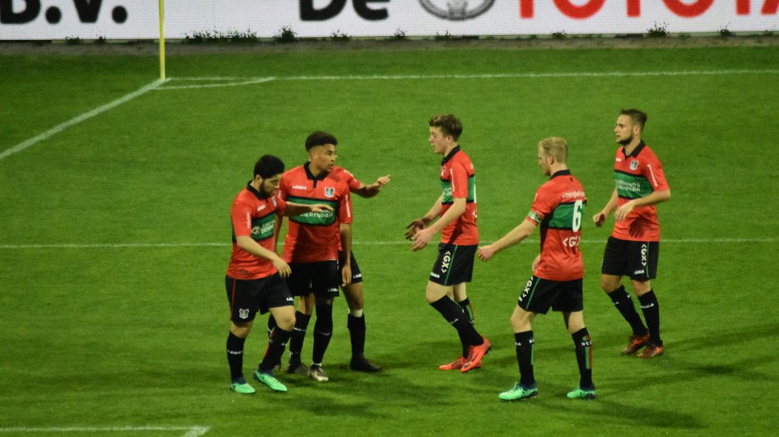 NEC heeft vrijdagavond met 2-0 gewonnen van Jong AZ. Van harte ging het niet, maar Achahbar en Groeneveld zorgden voor punten die meer dan noodzakelijk in de strijd om promotie en het kampioenschap. Hoewel de Nijmegenaren deden wat van ze verwacht werd, wordt de klus op de slotdag enorm moeilijk. Fortuna Sittard en Jong Ajax maakten namelijk ook geen fout, waardoor NEC moethopen op een misstap van beide ploegen en dan moet er zelf ook nog gewonnen worden bij Dordrecht.