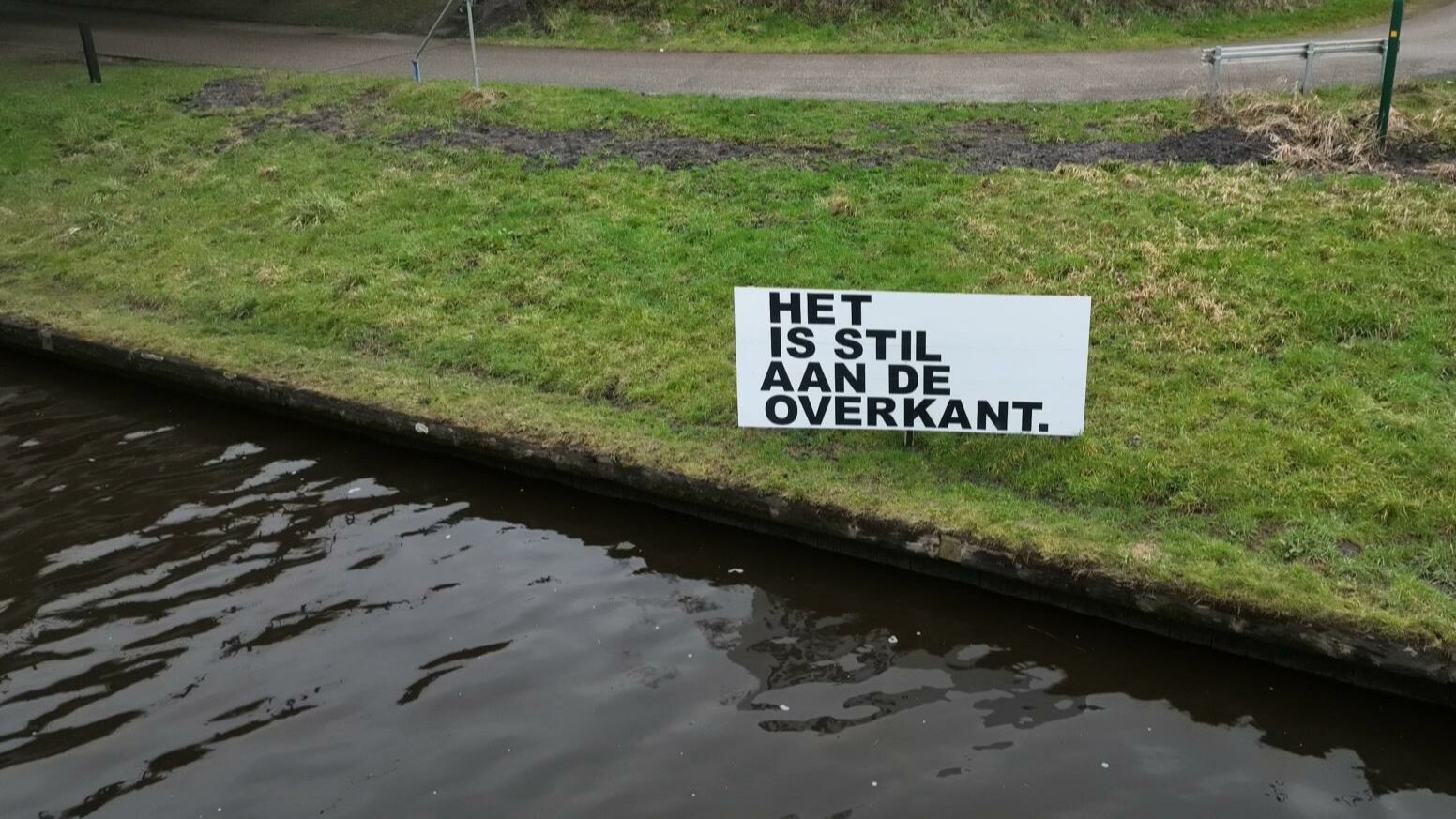 Ludiek protest bij de brug