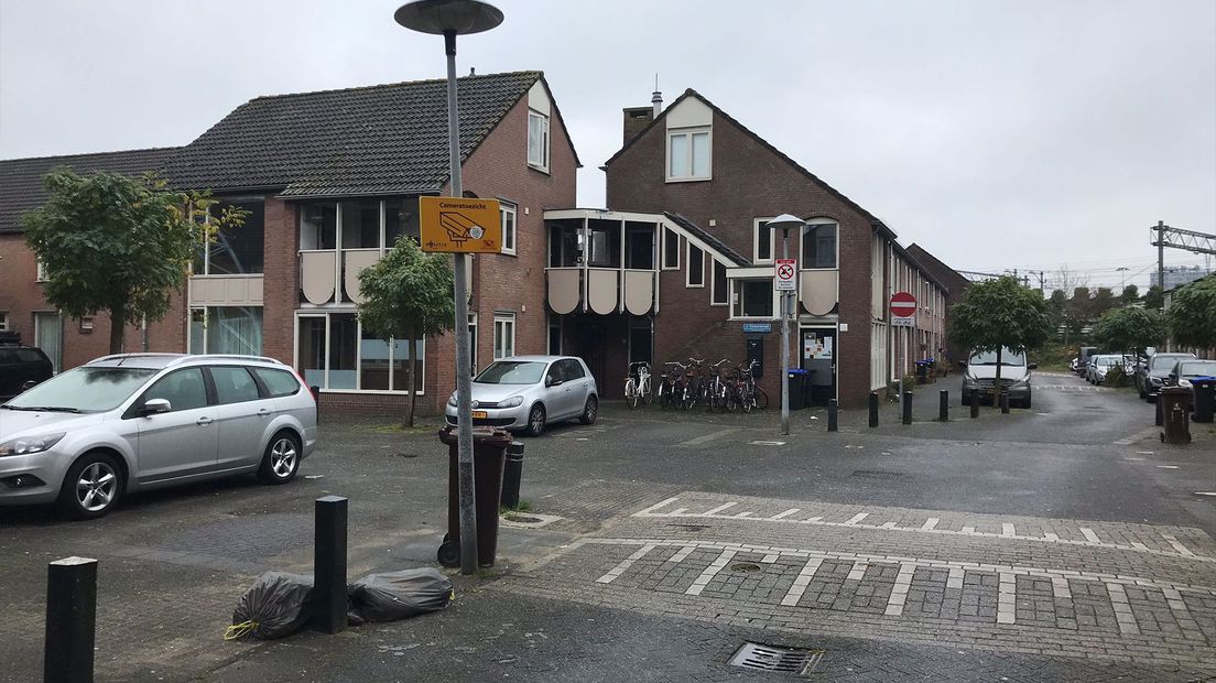 Op de hoek van de J. Kinkerstraat en de J.J.A. Goeverneurstraat werden twee personen neergestoken.