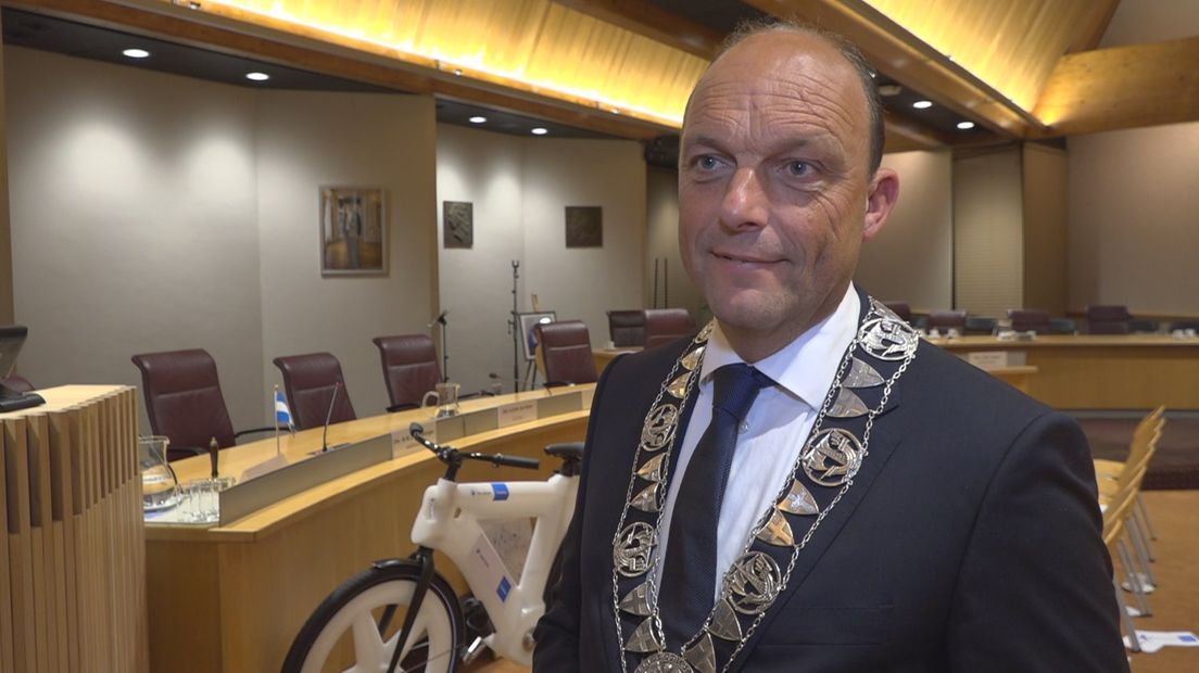 Burgemeester Peter Snijders is blij met de geboden handvatten