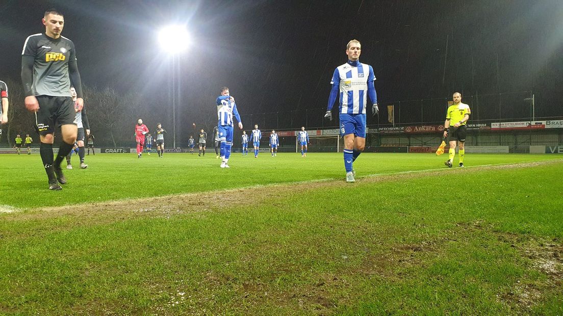 Ruben de Jager loopt van het veld in Gent