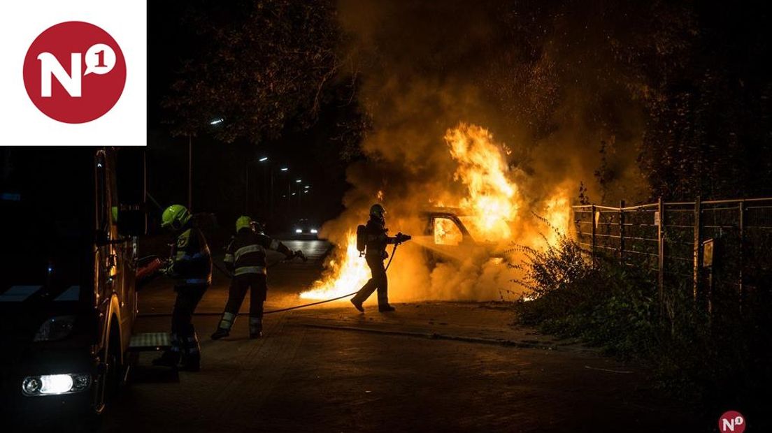 Een bestelbusje is maandagavond op de Bredestraat in de wijk Nijmegen-Nieuw-West volledig uitgebrand.
