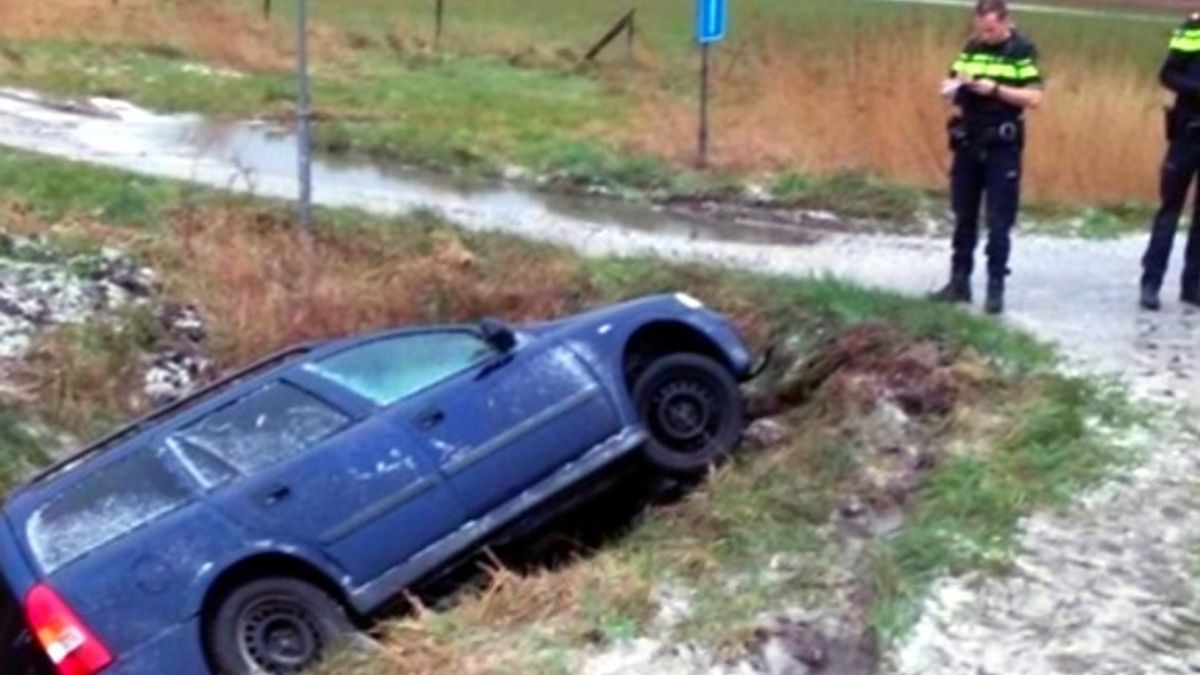 Tieners redden vrouw en kinderen bij ongeluk