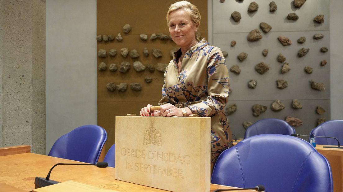 Sigrid Kaag met het koffertje