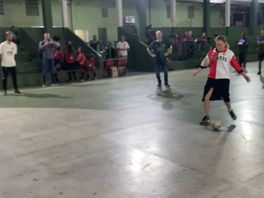 Carola Schouten voetbalt met kinderen uit sloppenwijken in Rio