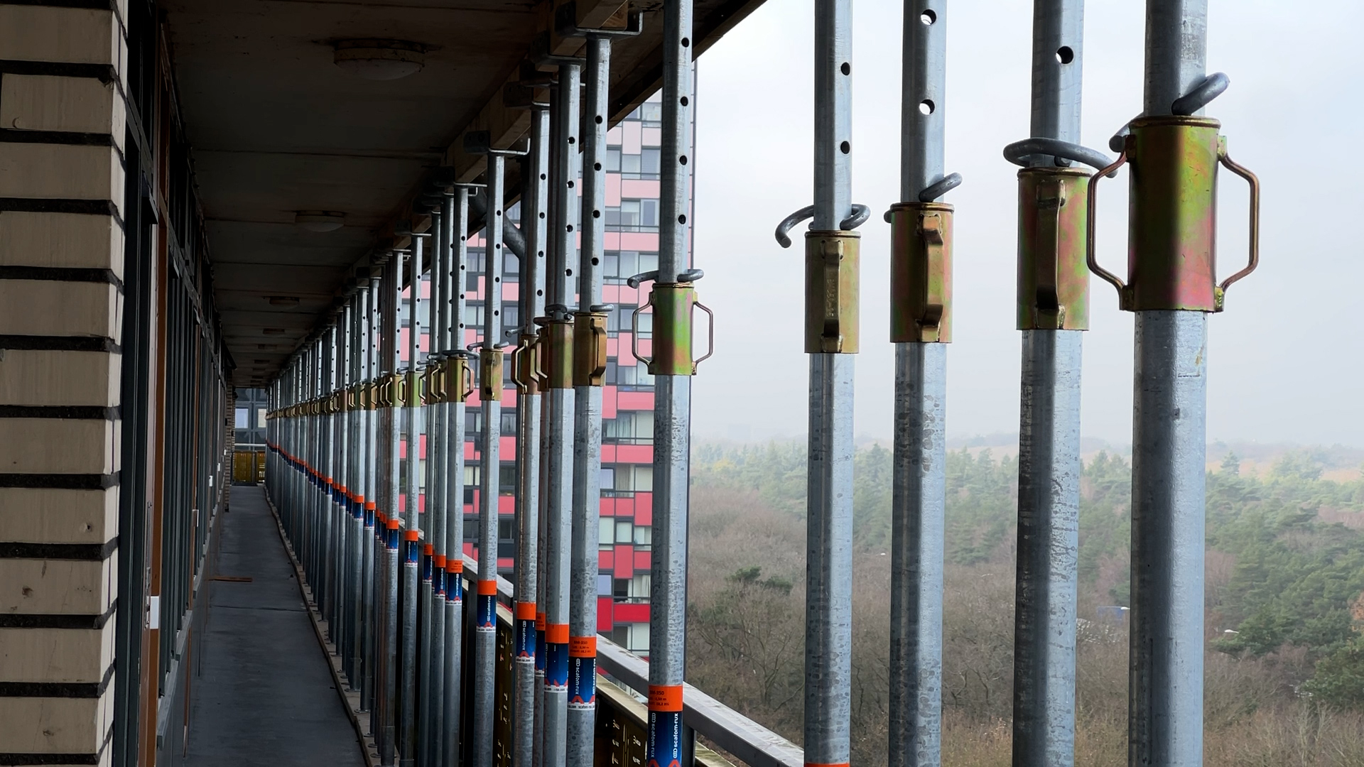 Bewoners L-flat overstag, woningcorporatie mag op alle balkons stutten plaatsen