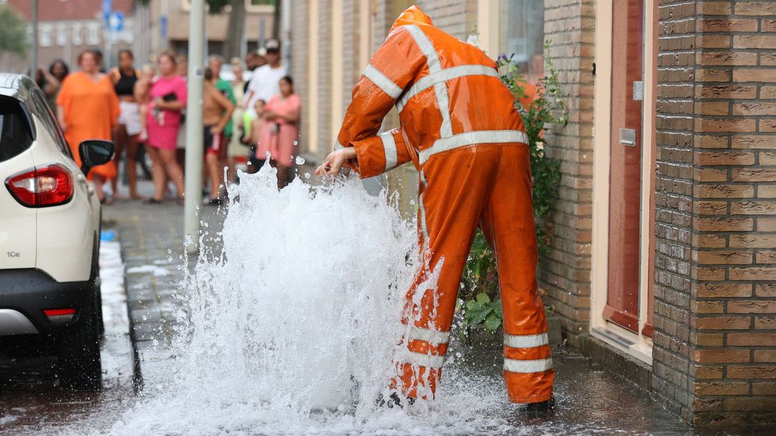 Medewerker van Dunea draait kraan dicht in Spoorwijk