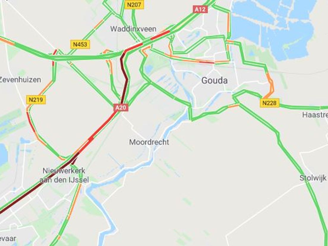 Enorme file door kettingbotsing A20 | Google Maps