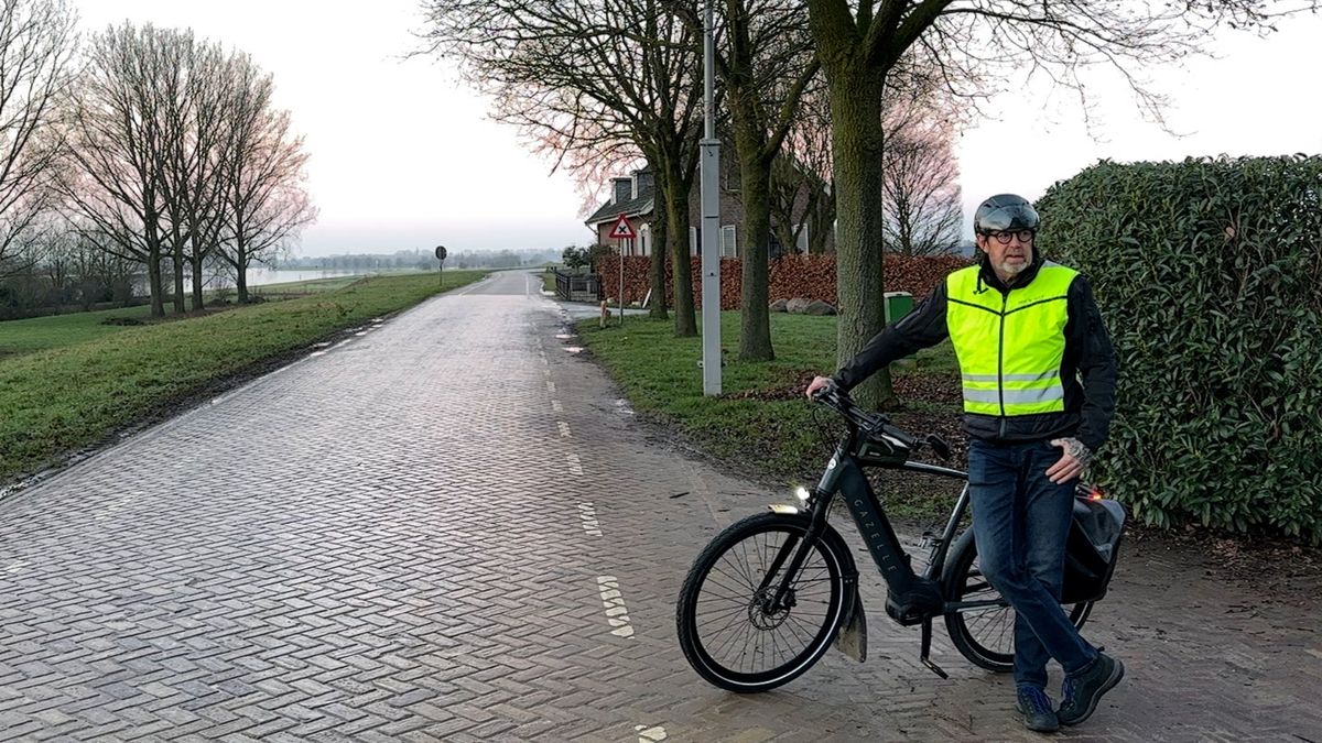 Jan moet 1,5 jaar lang verplicht met een pendelbusje naar zijn werk