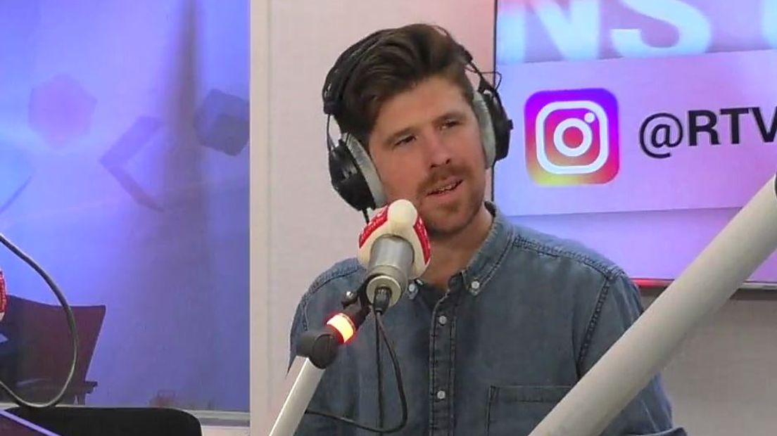 Colin Mooijman in de studio van Radio Drenthe (Rechten: RTV Drenthe)