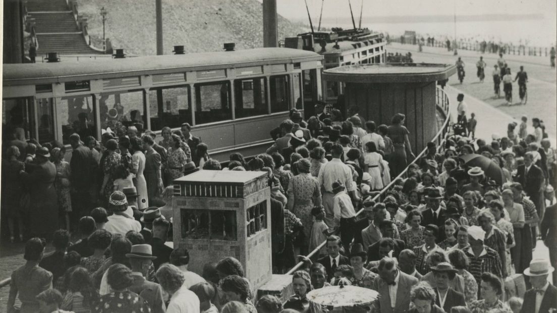 Historische foto van het eindpunt van lijn 11 op Scheveningen.