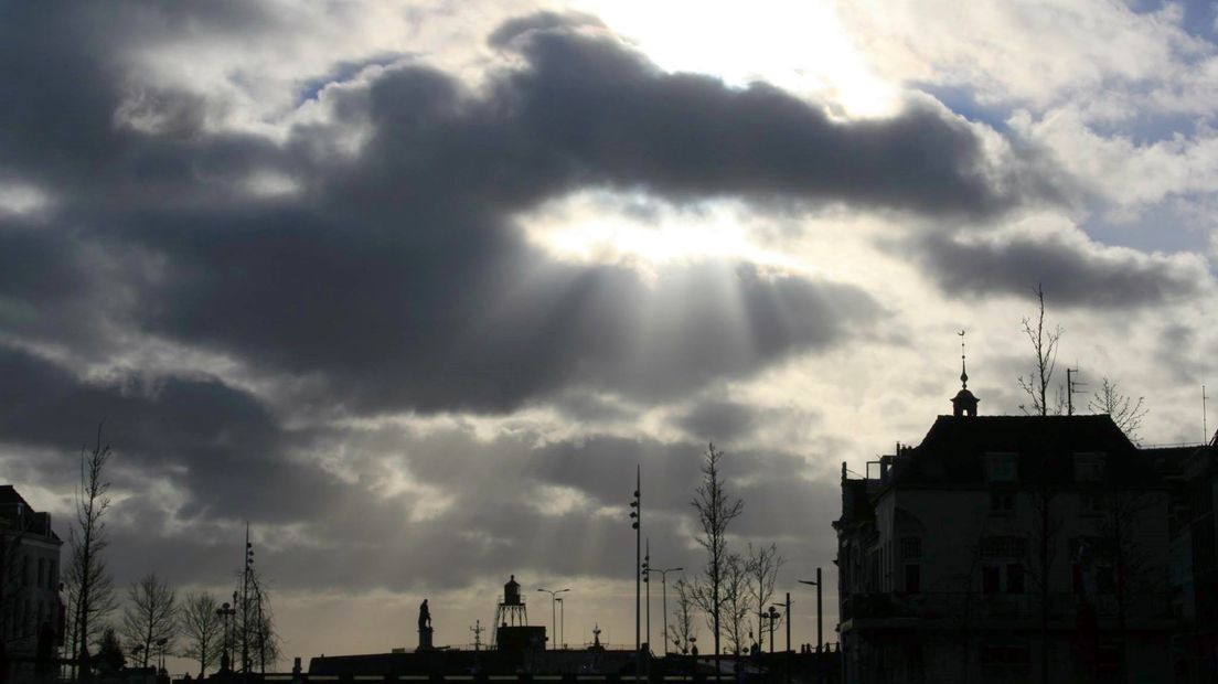 Zonnestralen, dreigende wolken, maar geen regen bij Bellamypark en Michiel de Ruyter