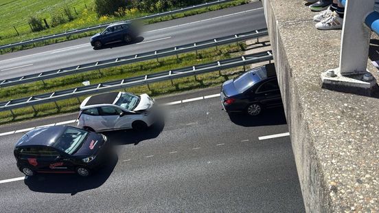 Kop-staartbotsing in file op route van NEC-supportersbussen