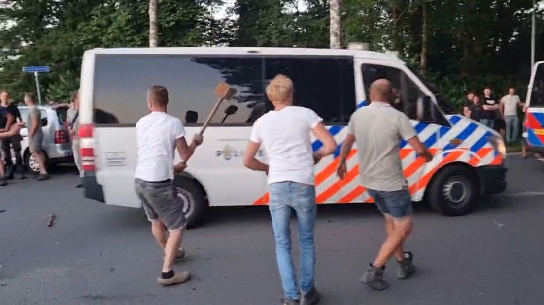 Relschoppers vallen in Kootwijkerbroek politiebusjes aan