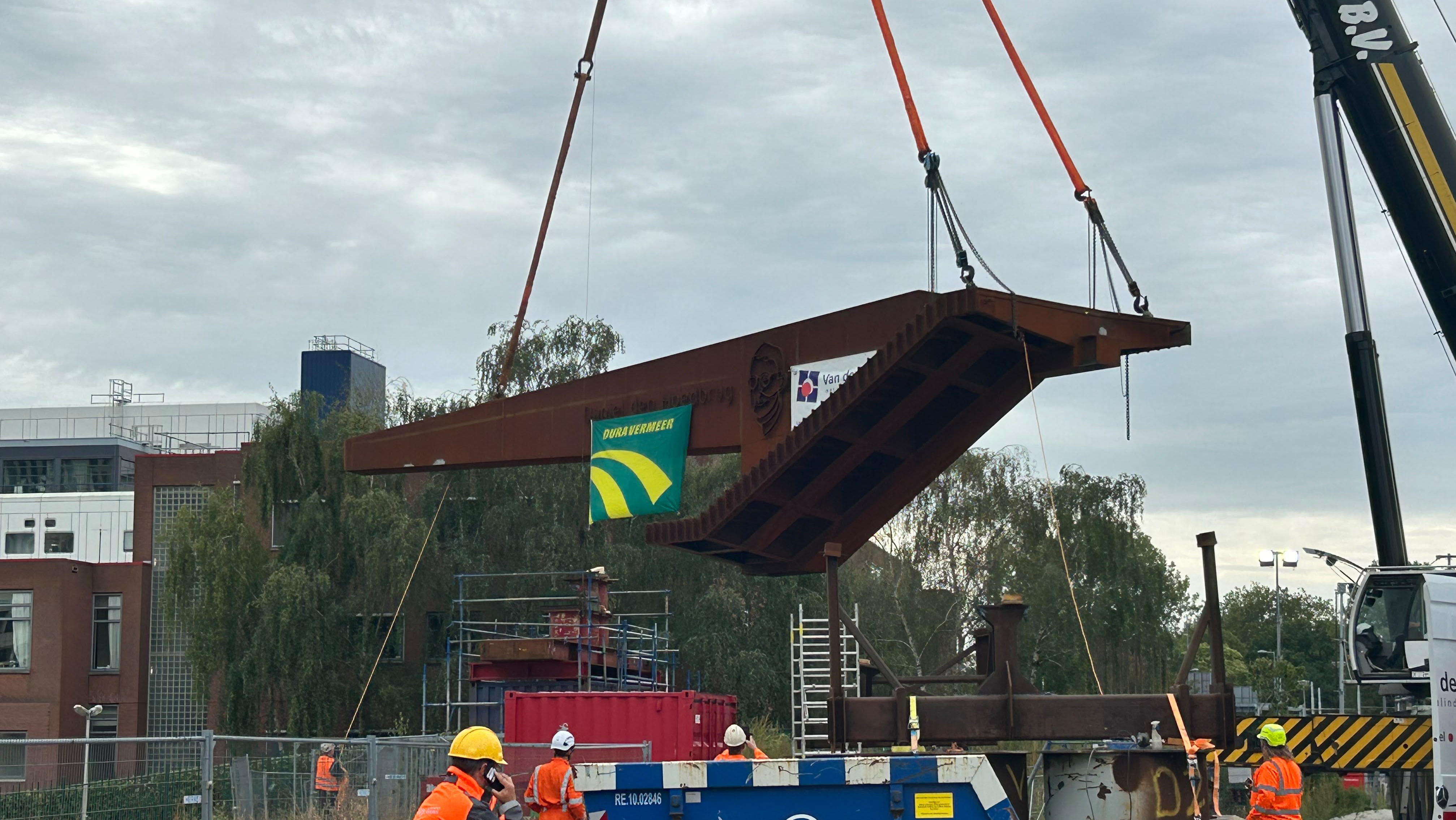 Het eerste brugdeel arriveert