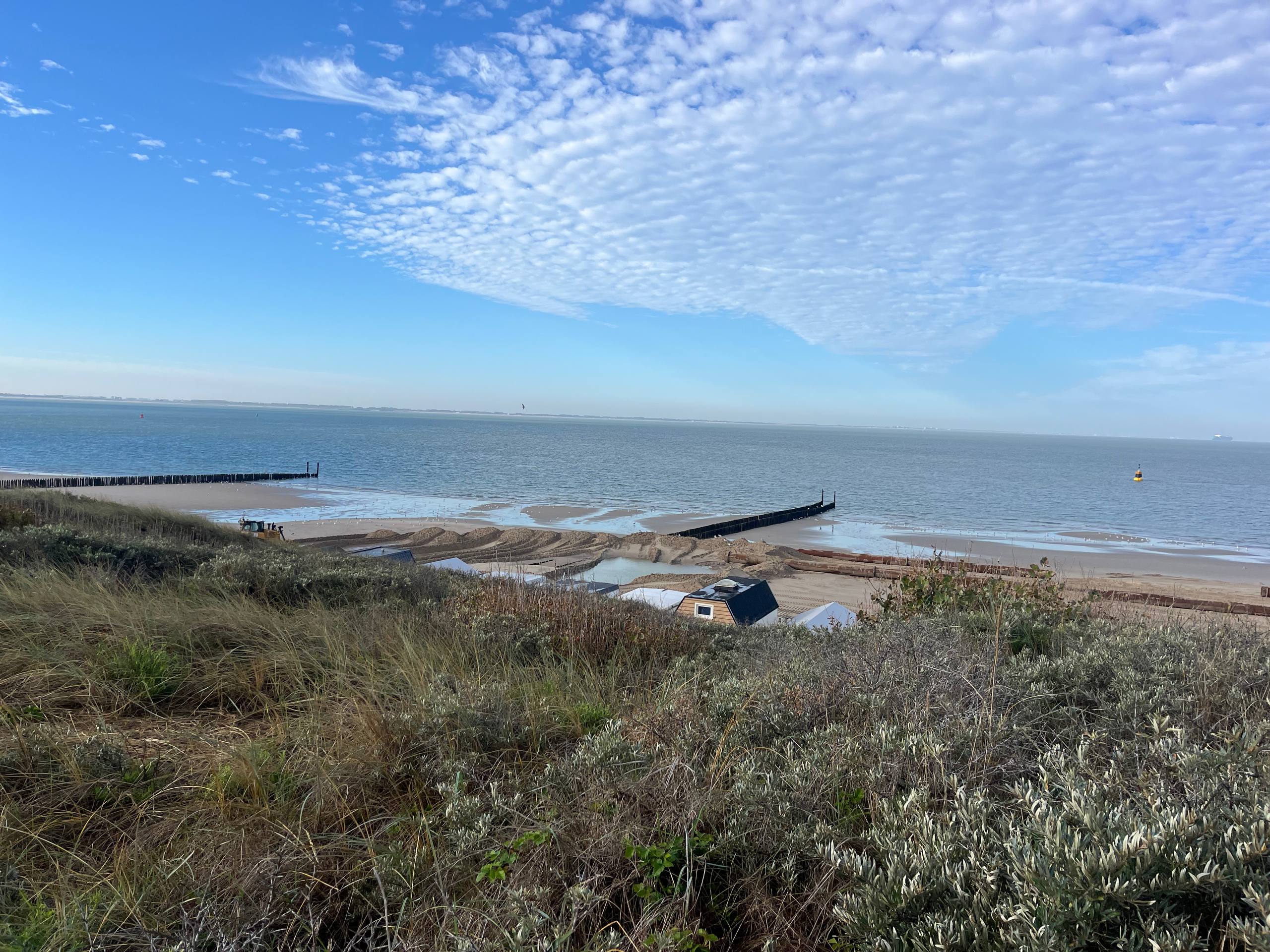 Het hoogteverschil tussen het stuk waar al zand ligt (rechts) en waar nog zand moet komen (links) is goed te zien