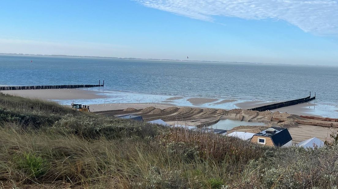 Het hoogteverschil tussen het stuk waar al zand ligt (rechts) en waar nog zand moet komen (links) is goed te zien