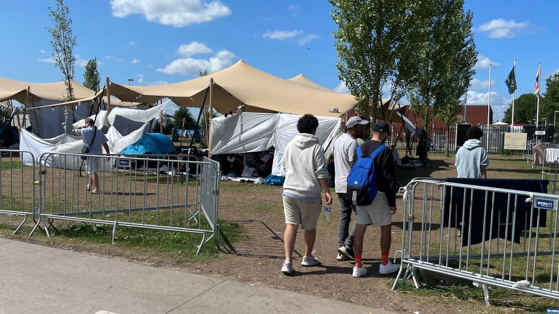 De situatie voor de poort van het aanmeldcentrum in ter Apel