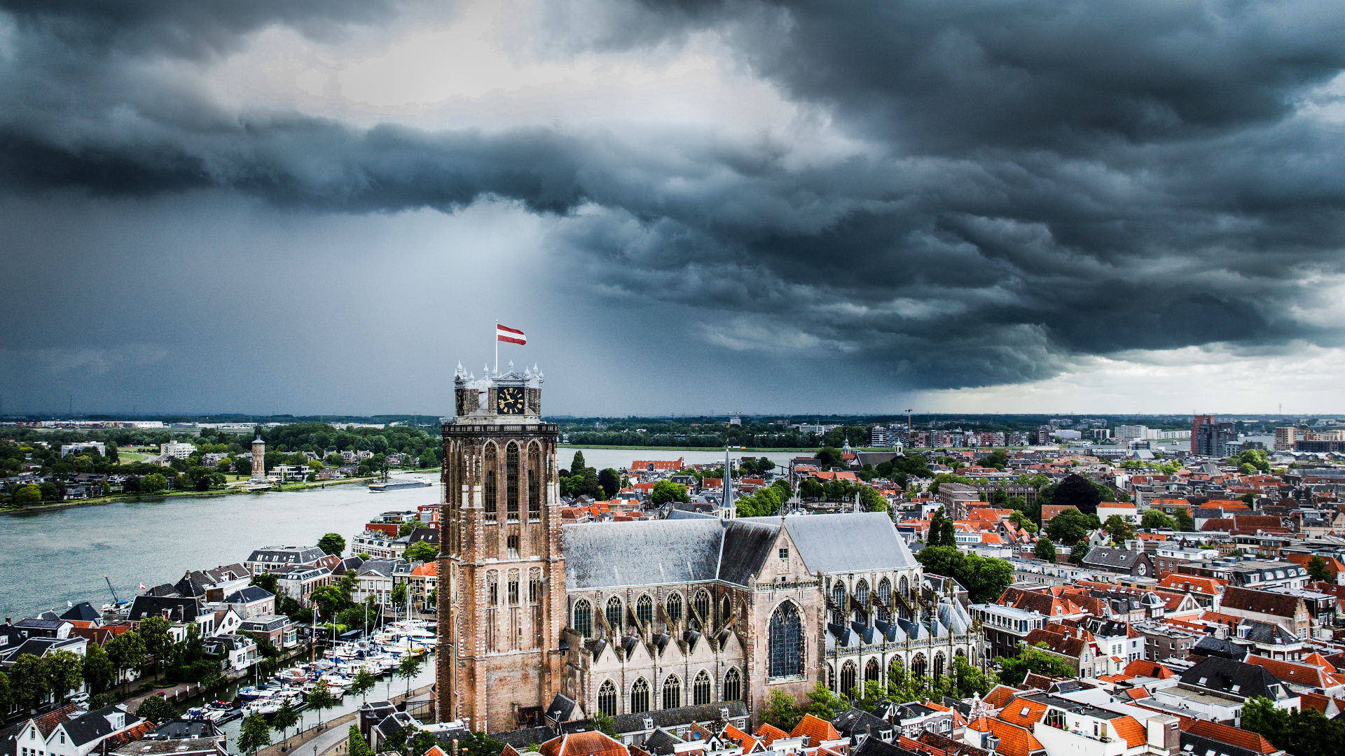 Donkere wolken boven het centrum van Dordrecht.