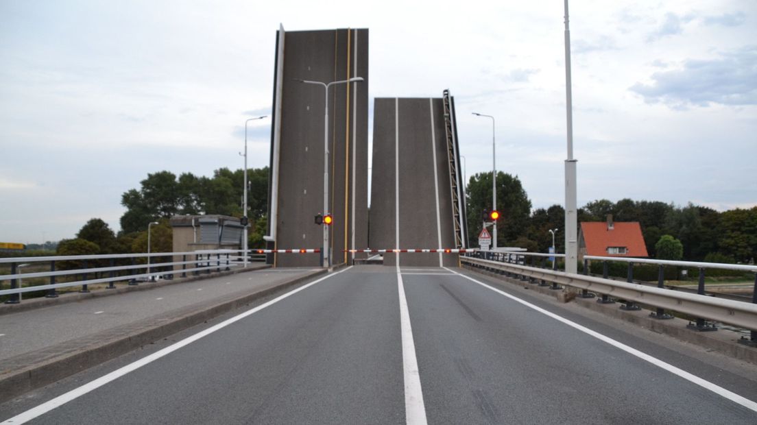 De Coenecoopbrug op de N207 wil niet sluiten