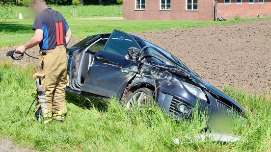 Auto belandt in greppel na botsing met tractor op de Lattropperstraat in Lattrop. Auto belandt in greppel na botsing met tractor op de Lattropperstraat in Lattrop.