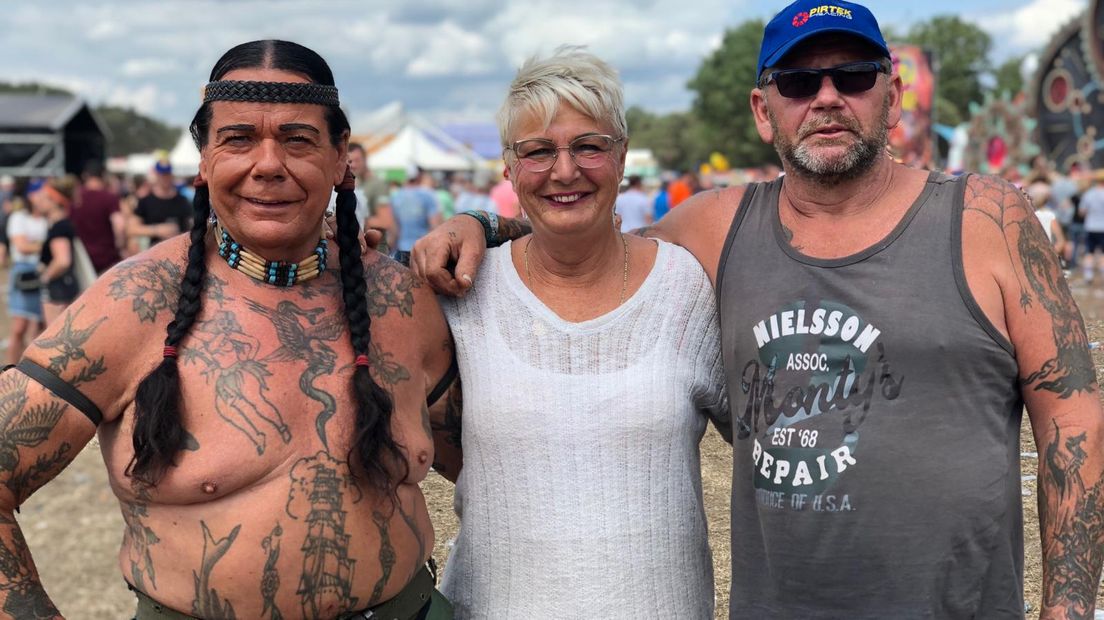 Het was vandaag de laatste dag van de Zwarte Cross. De zondag werd gestart met een kerkdienst in de megatent, waarna Kraantje Pappie en De Staat onder meer optraden op het hoofdpodium. Lees hieronder ons liveblog.