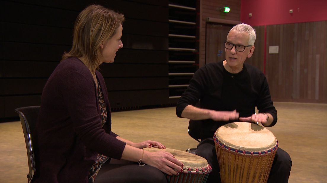 'Muziek is overal. Bijna iedereen houdt er wel van.' Alex Hanssen werkt als muziektherapeut op revalidatiecentrum Groot Klimmendaal. Hij is ervan overtuigd dat ook kinderen baat hebben bij muziektherapie. Daarom maakt hij samen met kinderen muziek.