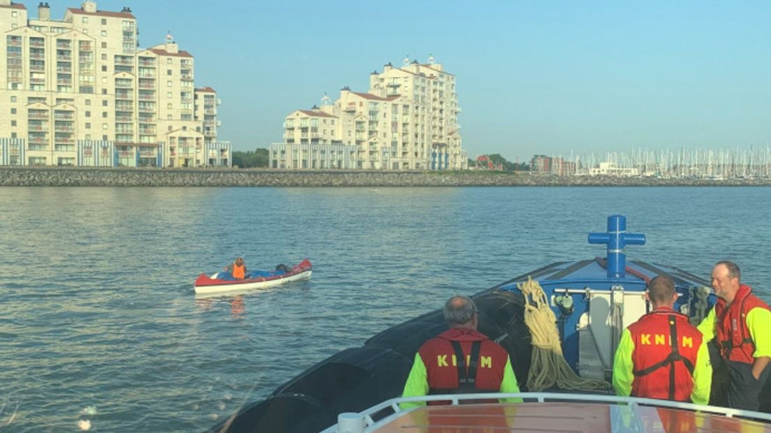 De man in de kano voor de kust van Breskens