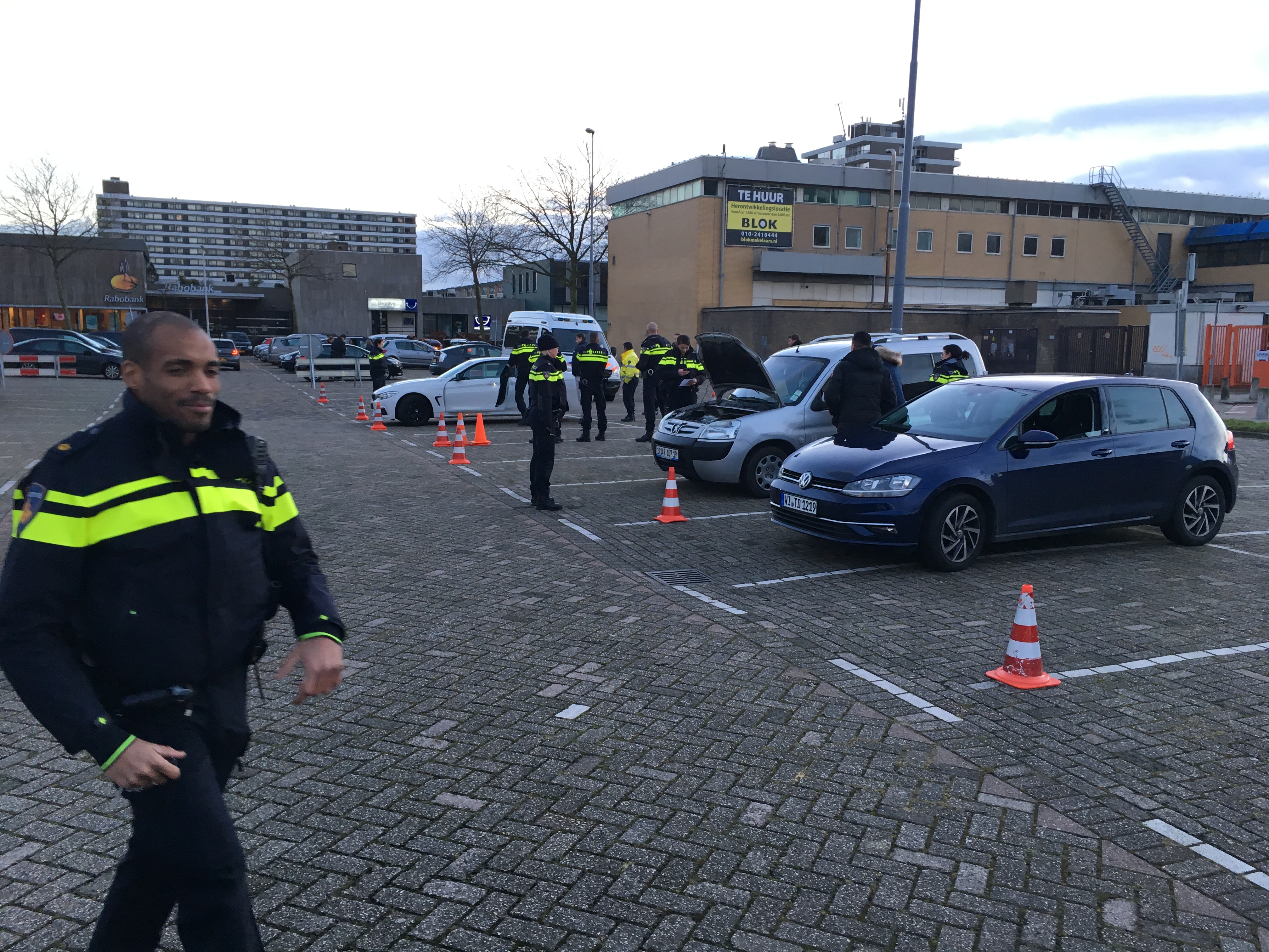 Grote Politieactie In Hoogvliet: 'Even Kijken Of Alles Goed Gaat ...