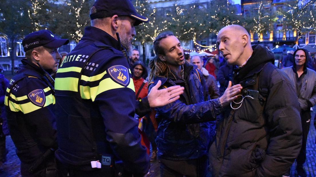 Willem Engel van Viruswaarheid praat op het Plein met de politie