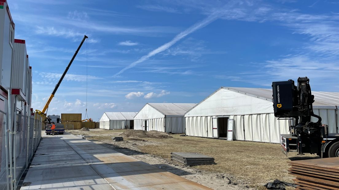 De noodopvanglocatie in Zoutkamp tijdens de aanbouw